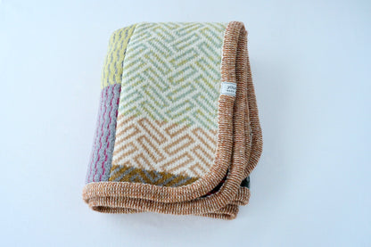 パッチワークブランケット(M)   2025-002 (hand knitting machine +  hand sawing)
