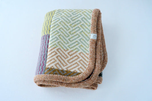 パッチワークブランケット(M)   2025-002 (hand knitting machine +  hand sawing)