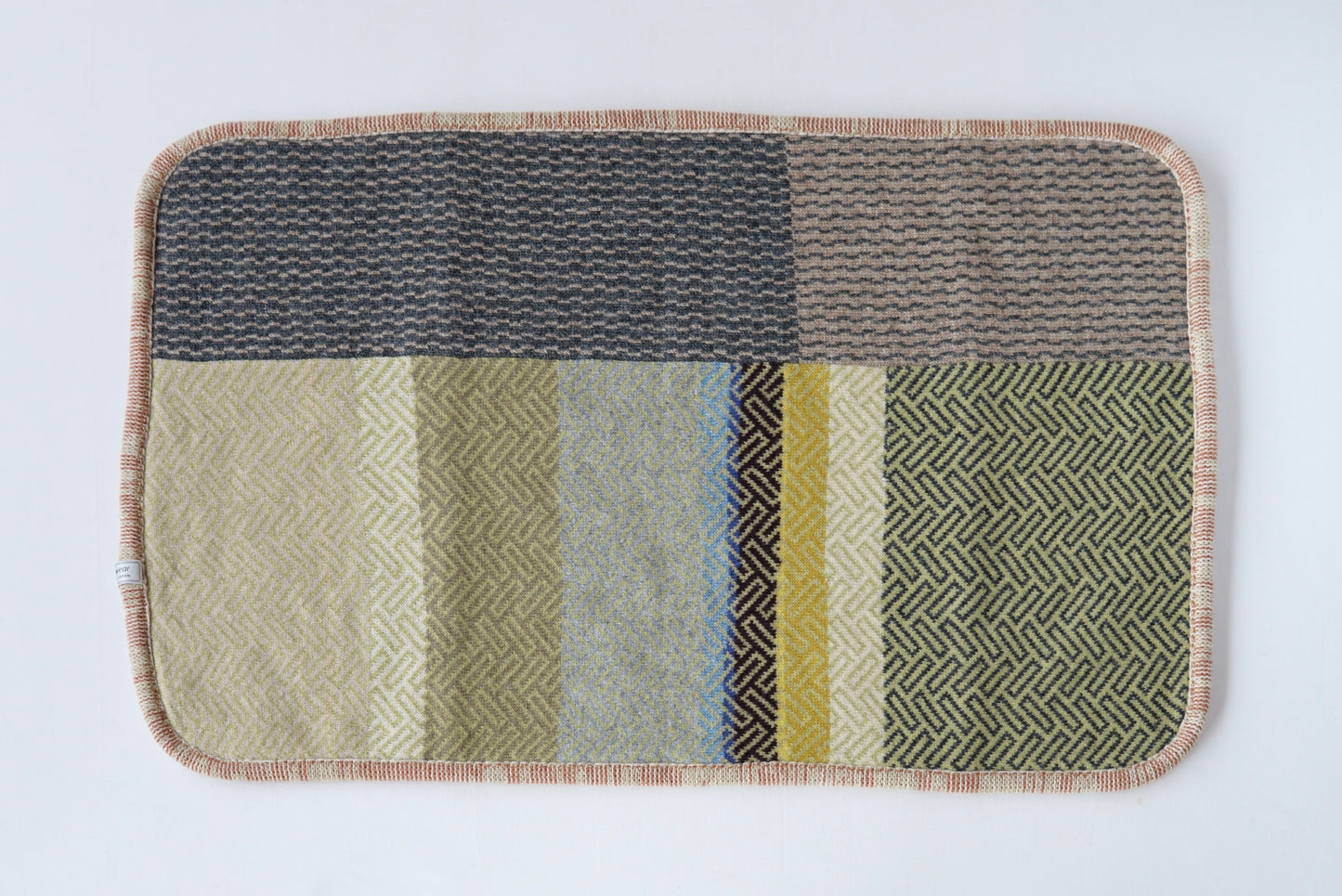 パッチワークブランケット(M)   2025-004(hand knitting machine +  hand sawing)