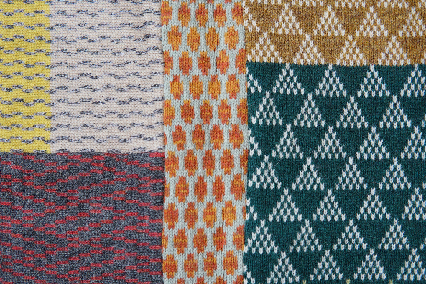 パッチワークブランケット(S)   2026-001 (hand knitting machine +  hand sawing)