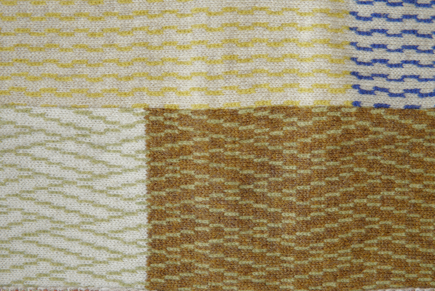パッチワークブランケット(S)   2026-005(hand knitting machine +  hand sawing)