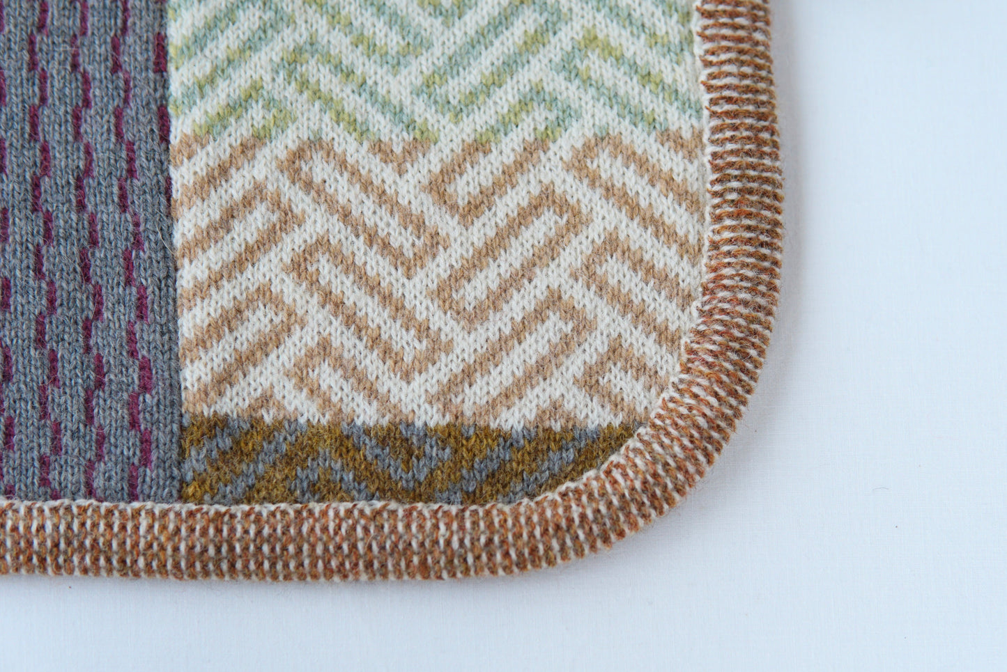 パッチワークブランケット(M)   2025-002 (hand knitting machine +  hand sawing)