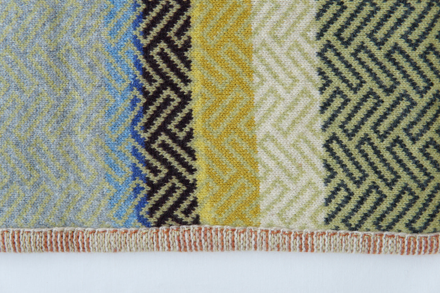 パッチワークブランケット(M)   2025-004(hand knitting machine +  hand sawing)