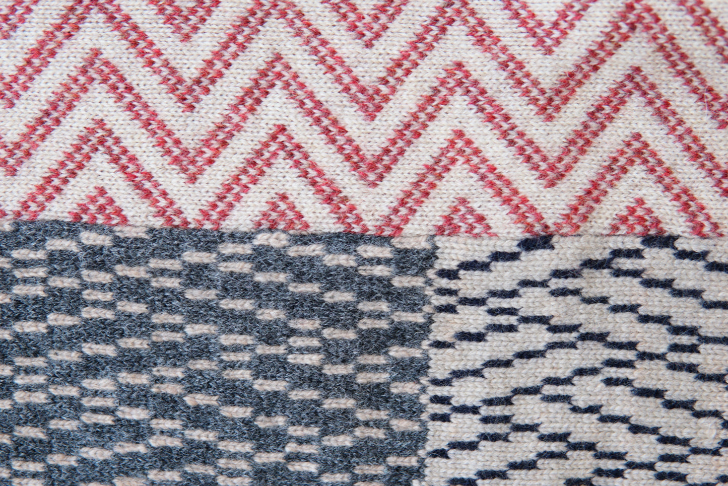 パッチワークブランケット(M)   2025-008 (hand knitting machine +  hand sawing)